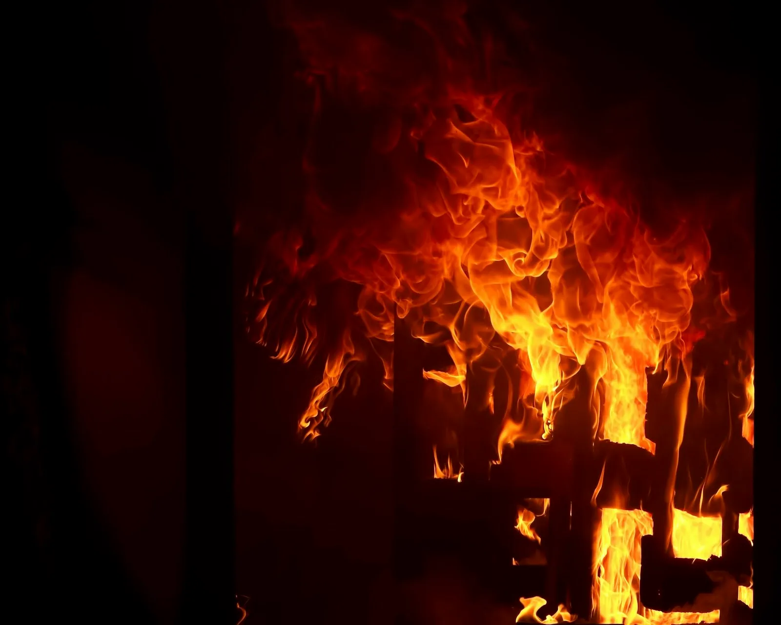 Flammen schlagen aus dem Inneren eines Gebäudes